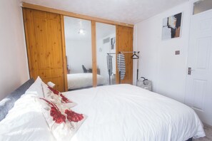 2 habitaciones, escritorio, tabla de planchar con plancha y wifi gratis