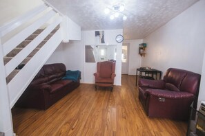 Smart-TV, Kamin, Bücher