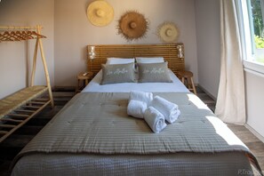 3 habitaciones, tabla de planchar con plancha y cuna de viaje 