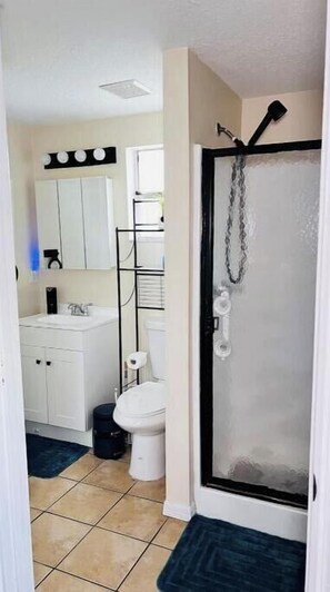 Een douche, handdoeken, zeep, toiletpapier