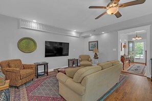Smart TV, books - East River Views - Renovated 1905 house- 3 Bedrooms, 3.5 baths (Foster)