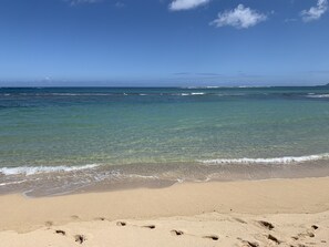 Ein Strand mit klarem Wasser und einem Sandstrand.