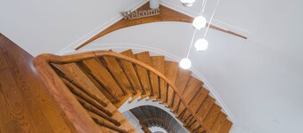 Spacious 4 bedroom Home (15 mins from YYZ airport)