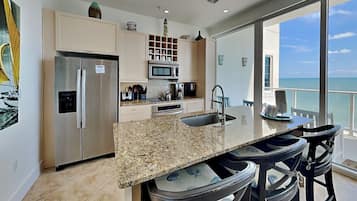 Condo (3 Bedrooms) | Property amenity