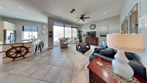 Amplia sala de estar con cocina, comedor y zona de estar con vistas.