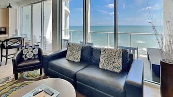 Condo (3 Bedrooms) | Front of property