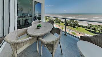 Condo (2 Bedrooms) | Front of property