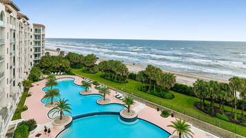 Condo (2 Bedrooms) | Front of property