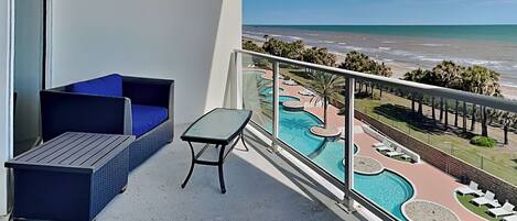 Condo (3 Bedrooms) | Front of property
