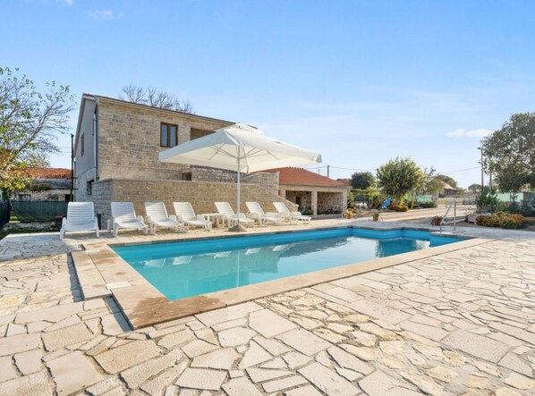 Talo (Holiday Home Stari Dvori) | Uima-allas