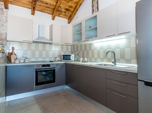 House (Holiday Home Stari Dvori) | Private kitchen | Fridge