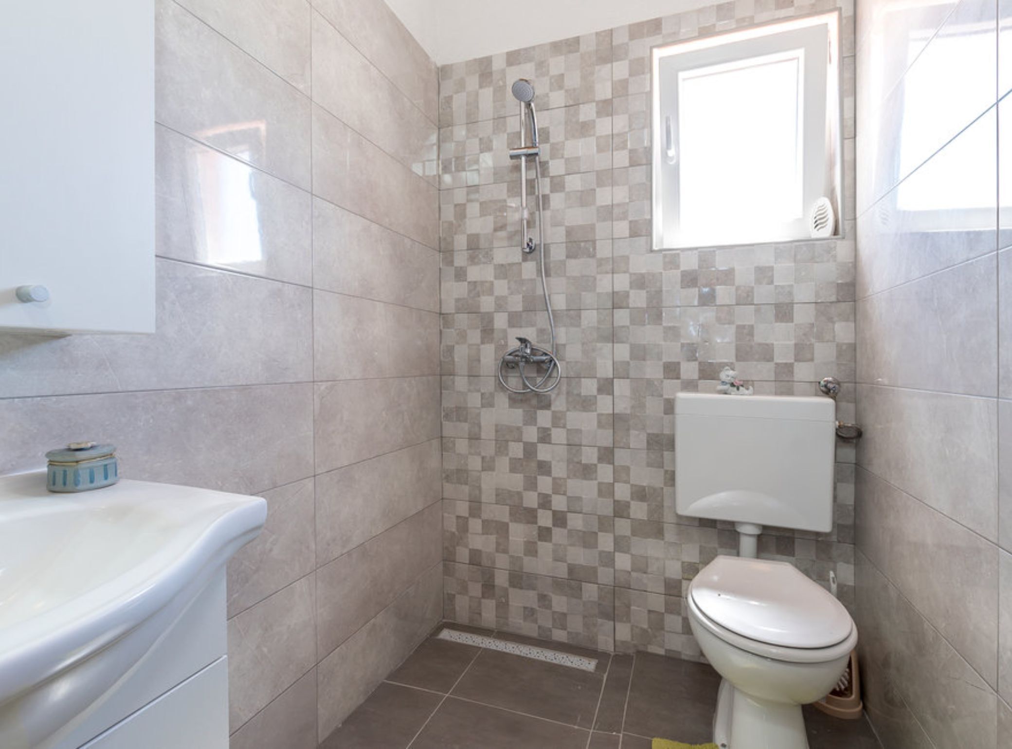 Un baño con ducha, inodoro y lavabo.