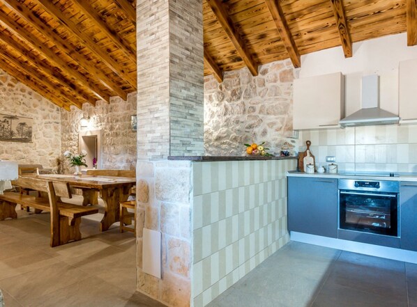 Huis (Holiday Home Stari Dvori) | Privékeuken | Een koelkast