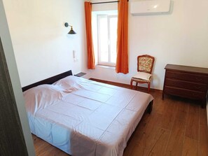 2 quartos, ferros/tábuas de passar roupa, berço de viagem