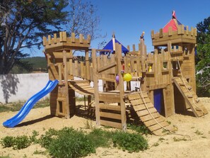 Children's area - Chateau de Prax Viel, swimming pool, mini farm, air-conditioned - Gîte Syrah (Lagrasse)