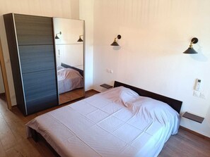 2 bedrooms, iron/ironing board, travel cot, free WiFi
