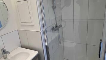 Apartment | Bathroom | Hair dryer, towels, shampoo