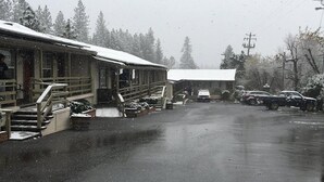 Un chalet rustique doté d’un porche abrité et d’une entrée principale.
