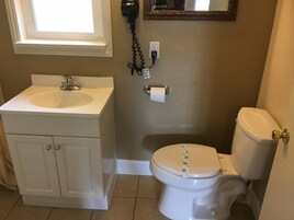 Secador de pelo, toallas, jabón, shampoo