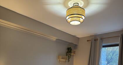 Riverside Rest - 2 bedroom apartment: sleeps 4 guests with private parking