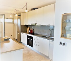 Mikrowelle, Ofen, Herdplatte, Geschirrspüler