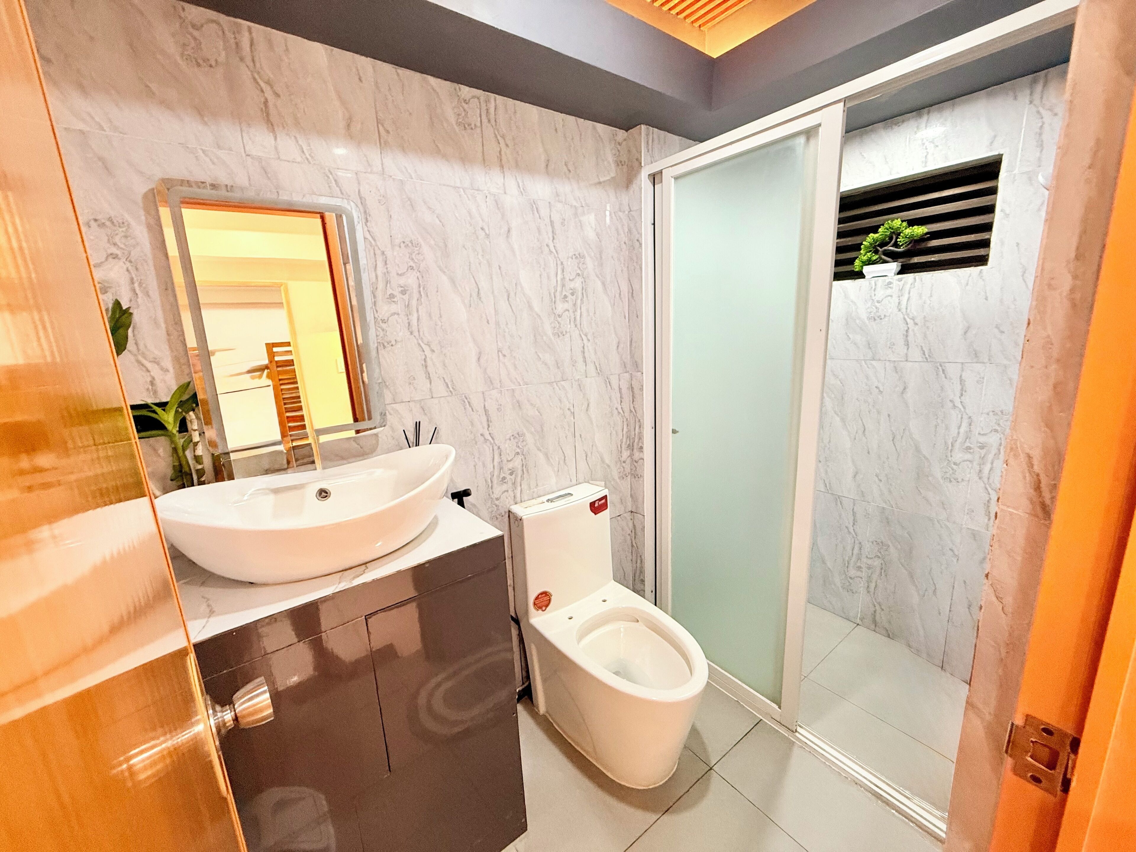 Regadera, bidet, toallas 