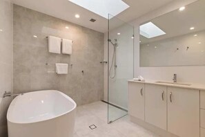 Een douche, een haardroger, handdoeken