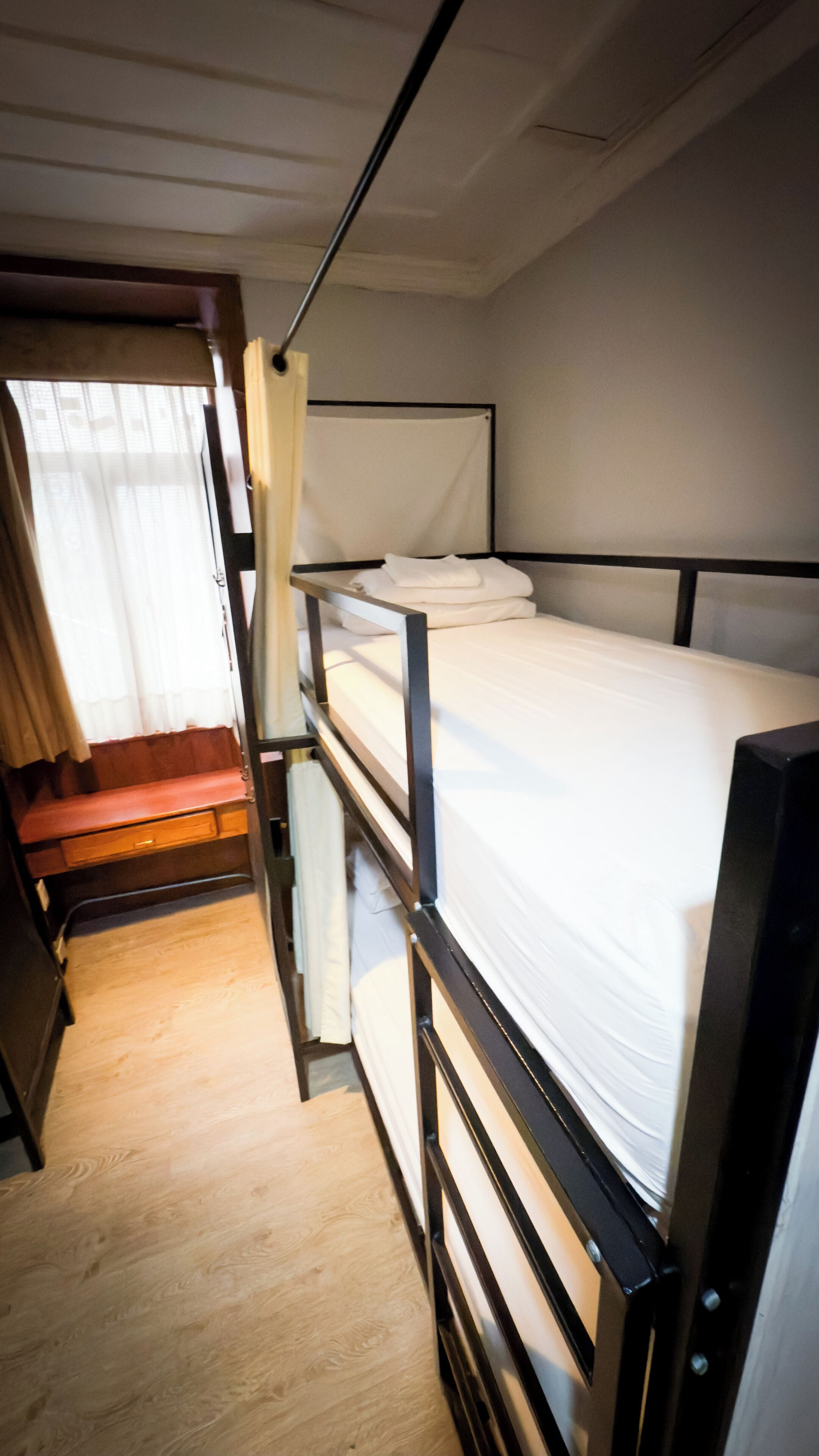 Ropa de cama hipoalergénica y escritorio 