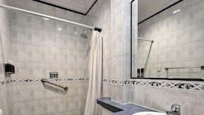 A modern bathroom with a shower, toilet, and sink. - KINTU PLAZA HOSPEDAJE (Cuenca)