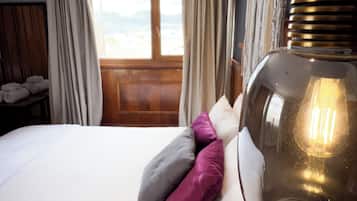 Deluxe Room | Hypo-allergenic bedding, desk, laptop workspace, free WiFi