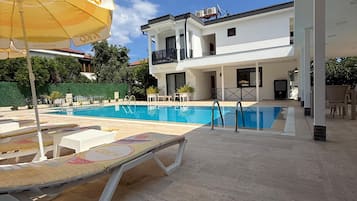 Piscine extérieure (ouverte en saison)