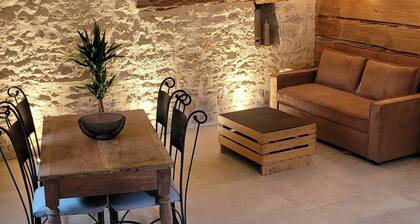 Maison de charme en pierre avec accÚs direct aux chemins de randonnées