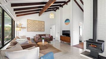 Een televisie en een open haard