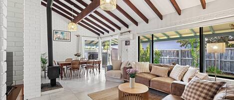 Télévision, cheminée