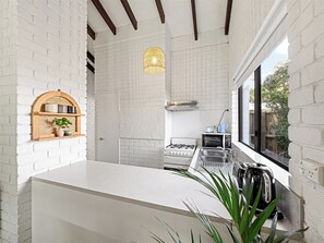 Mikroaaltouuni, uuni, liesi, kahvin-/teenkeitin