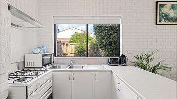 Een magnetron, een oven, een kookplaat, een koffiezetapparaat/waterkoker