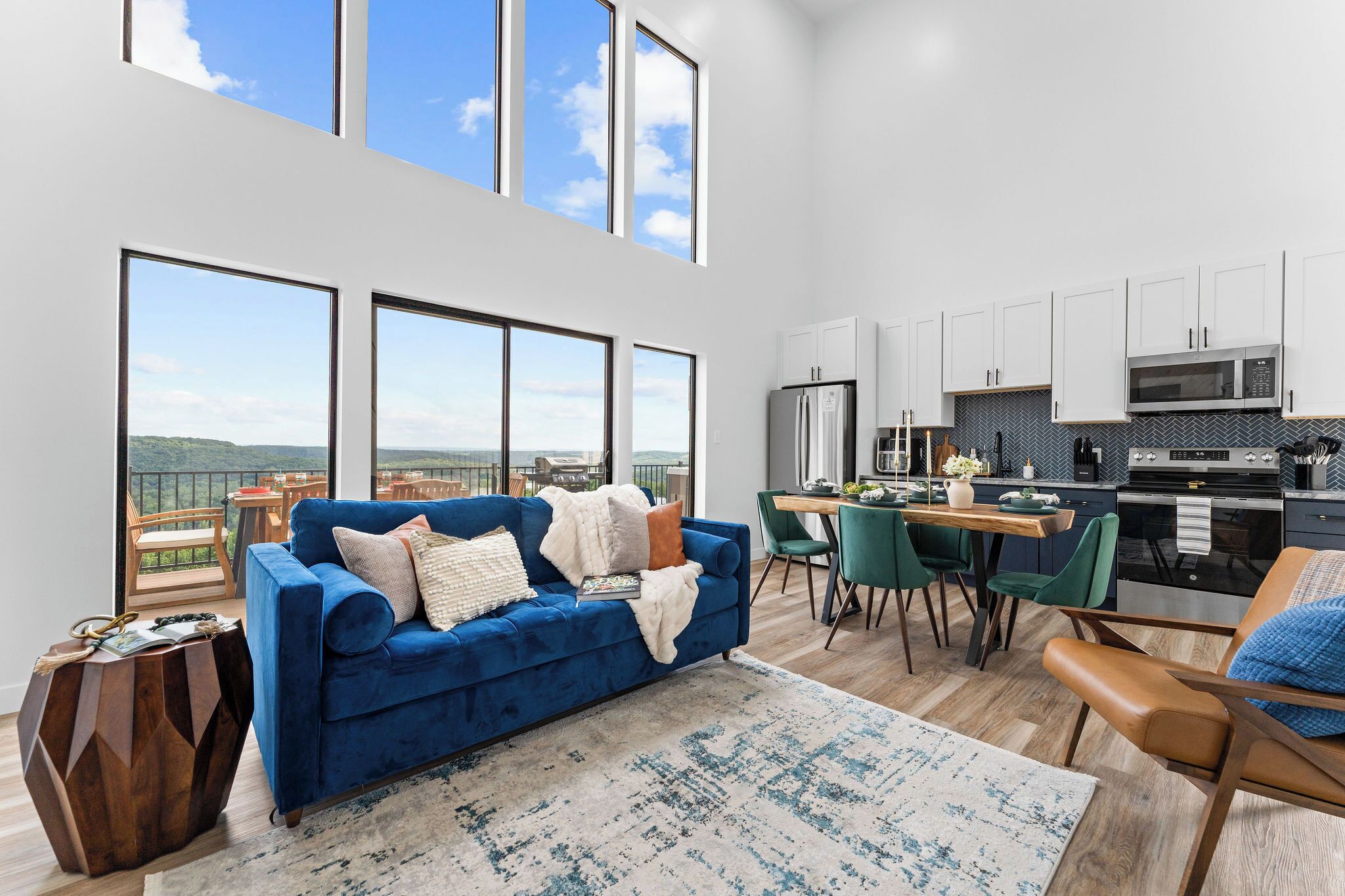 Smart-TV, Kamin, Bücher, Musikbibliothek