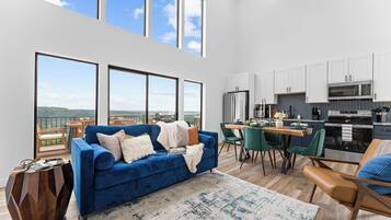 Smart-TV, Kamin, Bücher, Musikbibliothek