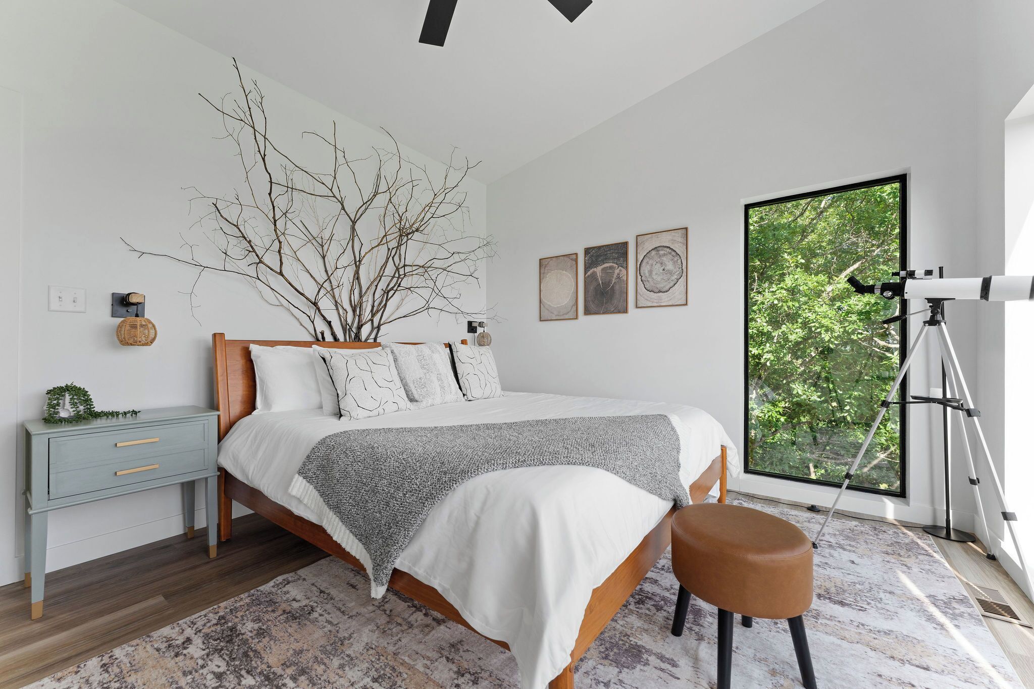 2 habitaciones, escritorio y tabla de planchar con plancha 