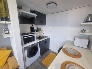 Réfrigérateur, micro-ondes, four, plaque de cuisson