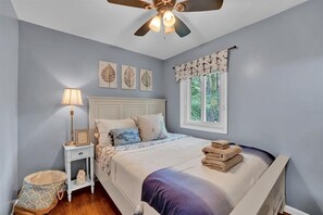 3 bedrooms, iron/ironing board, WiFi, bed sheets