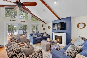 Smart TV, fireplace