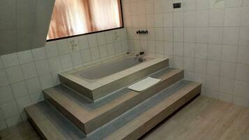 Een douche, een bidet, handdoeken, zeep