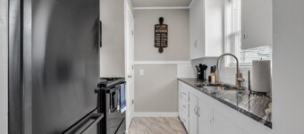 Tulsa Getaway w/Pergola-Grill-TV's & Personal AC/Heater in Every Bedroom
