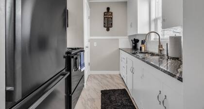 Tulsa Getaway w/Pergola-Grill-TV's & Personal AC/Heater in Every Bedroom