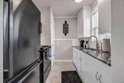 Tulsa Getaway w/Pergola-Grill-TV's & Personal AC/Heater in Every Bedroom