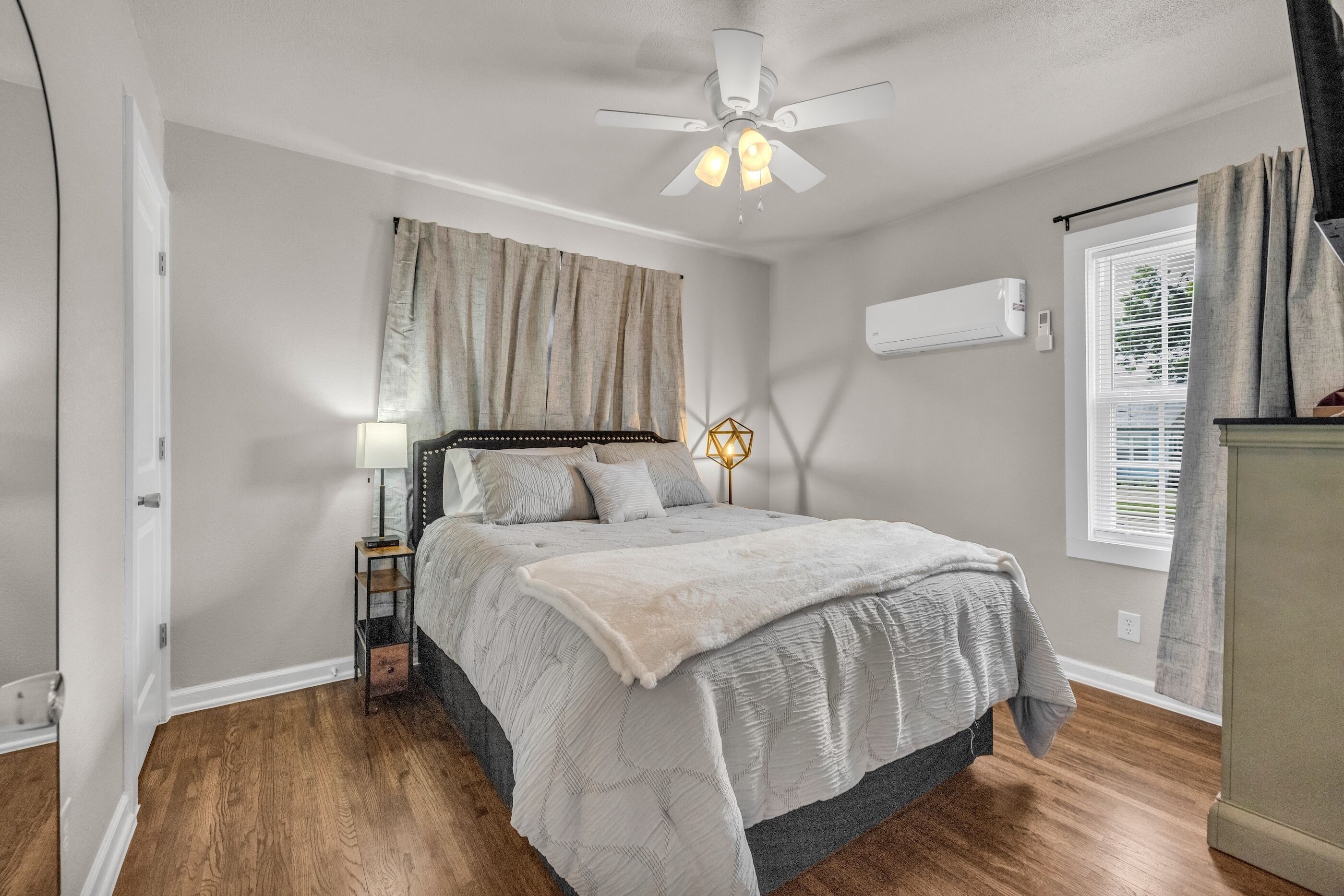 2 makuuhuonetta, työpöytä, silitysrauta/-lauta, ilmainen Wi-Fi