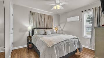 2 makuuhuonetta, työpöytä, silitysrauta/-lauta, ilmainen Wi-Fi