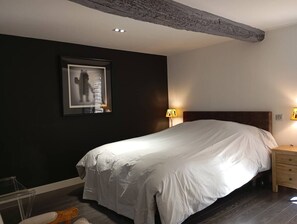 4 chambres, fer et planche à repasser, Wi-Fi, draps fournis