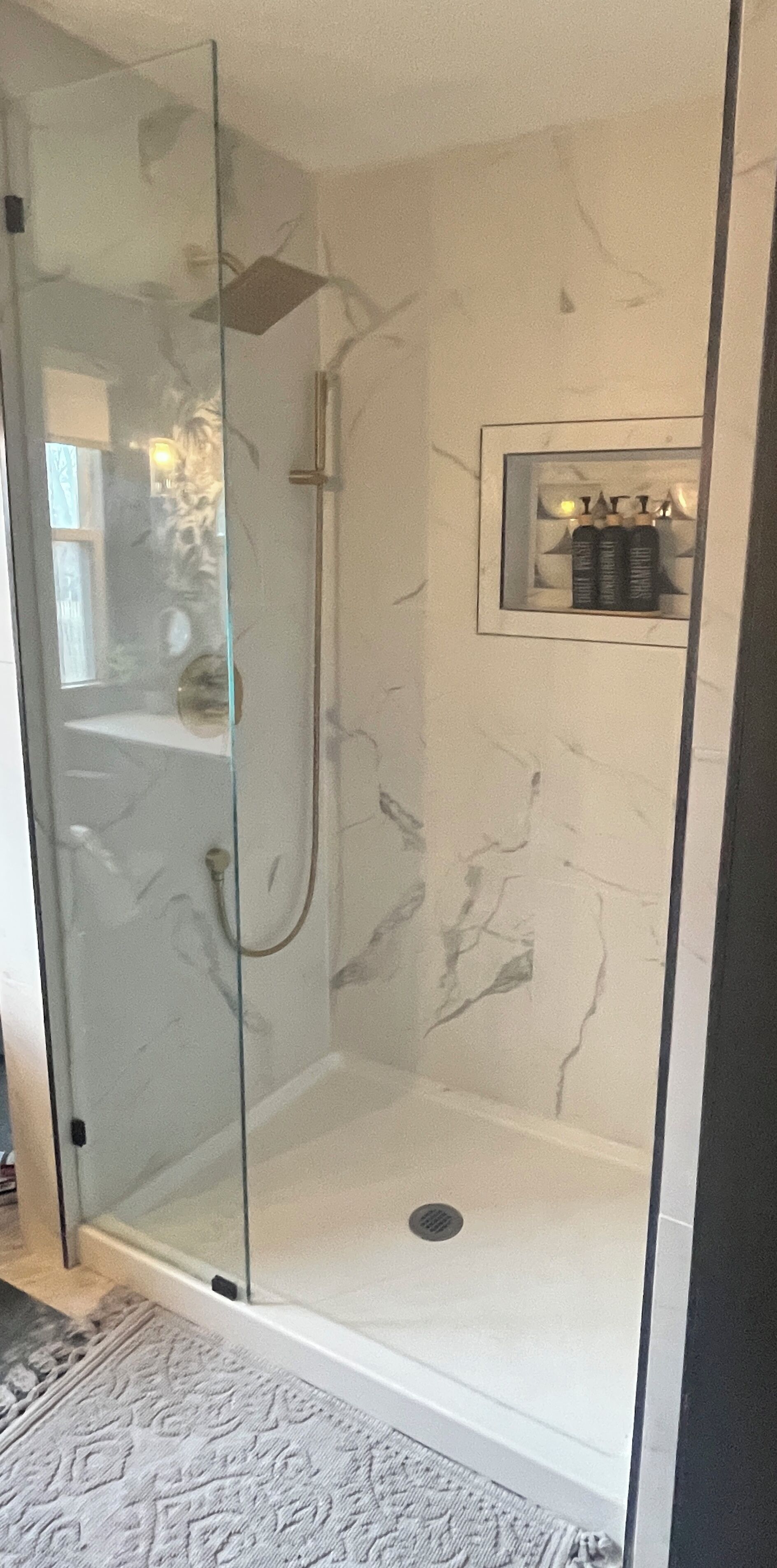 H årføner, håndklær, såpe og toalettpapir